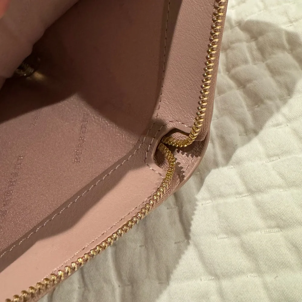 Authentic BURBERRY patent wallet in dusty/heather pink - Picture 4 of 11